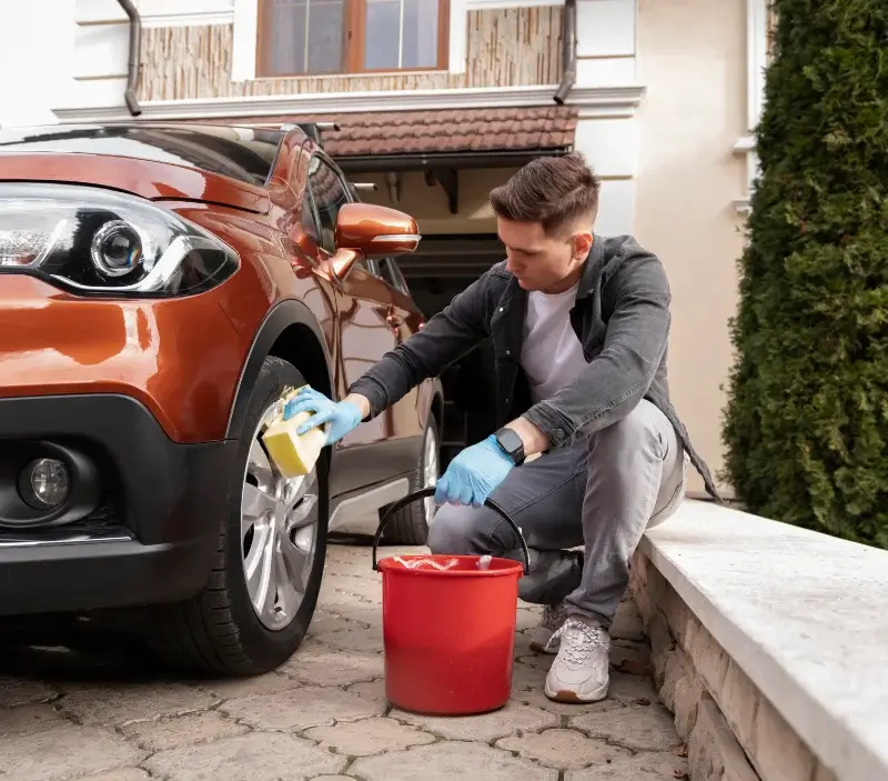 Lavage auto à domicile Ouarville : professionnel intervenant sur un véhicule